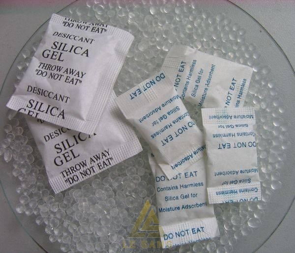 Túi hút ẩm tủ quần áo và cách sử dụng đúng Đặt xen kẽ túi hút ẩm vào quần áo đang treo là cách hiệu quả