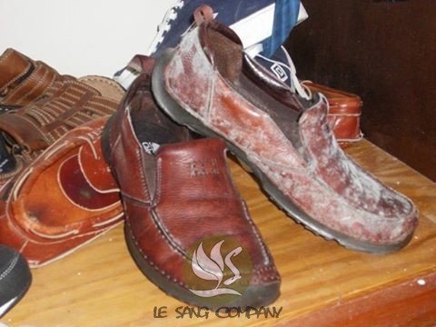 Dùng gói hút ẩm giày dép bảo quản 