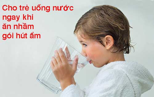 Trẻ Ăn Phải Gói Hút Ẩm 1
