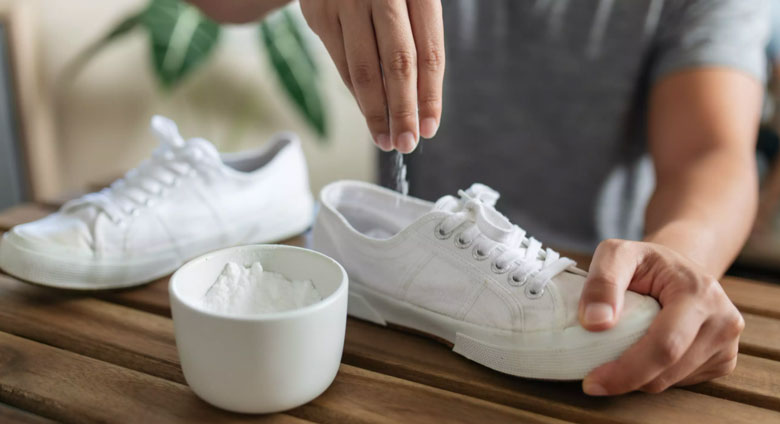 Các cách hút ẩm cho giày hiệu quả
